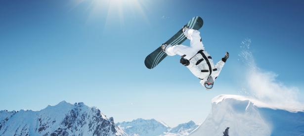 IM电竞博彩-红牛车队碾压阿斯顿马丁，塞恩斯带队取胜，一场策略与技术的完胜