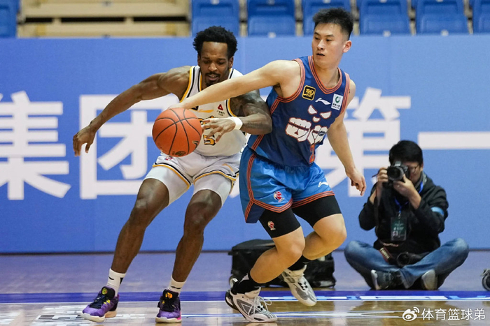 恒大崛起:胜上港豪取六连胜,冲击冠军宝座! 恒大崛起:胜上港豪取六连胜,冲击冠军宝座!