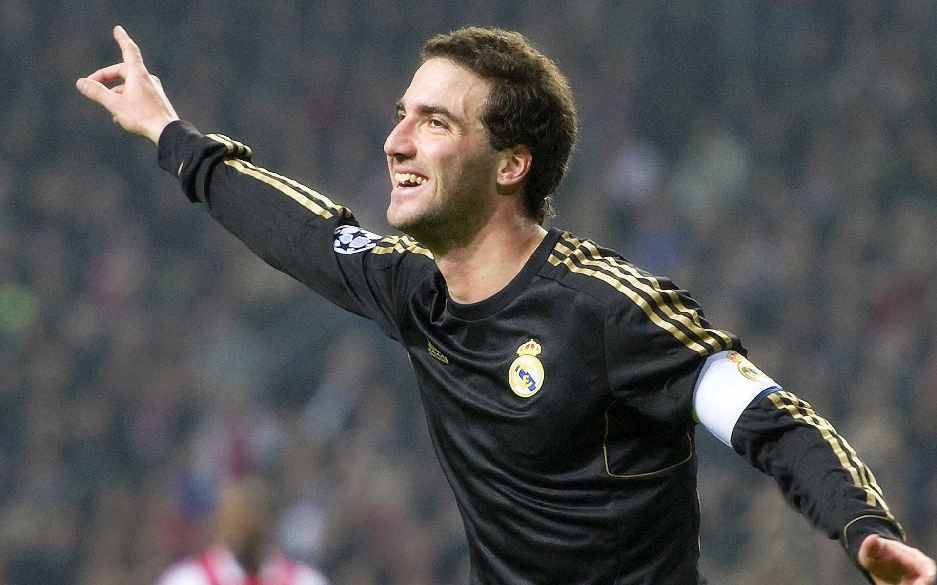 布雷默状态火热引领战术革命,AC米兰红色风暴冲垮突尼斯防线